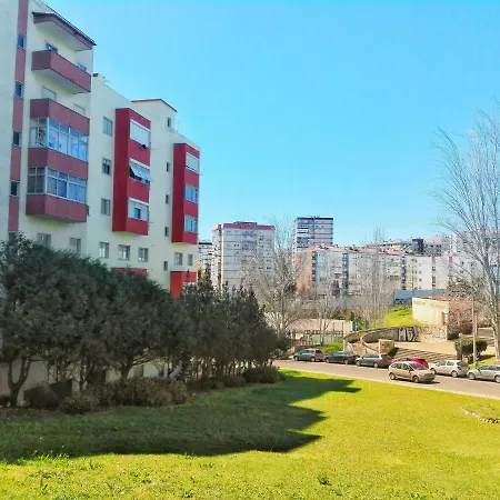 Odivelas Metro Hospedagem شقة *